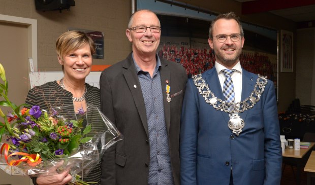 • Ton van Beek met zijn vrouw en burgemeester Laurens de Graaf.