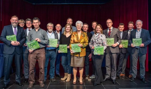 • Oud-minister Sybilla Dekker (midden) heeft zojuist het Panorama Krimpenerwaard uitgereikt aan alle betrokken vertegenwoordigers.