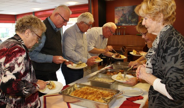 • Vrijwilligers assisteren bij het opscheppen en uitdelen.
