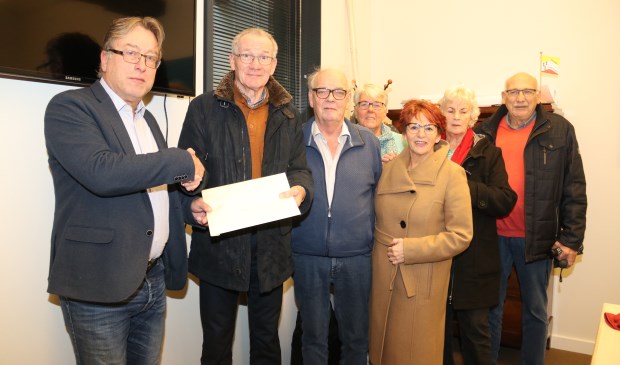 • Wil Ammerlaan overhandigt de enveloppe met handtekeningen aan wethouder Frank Meurs.