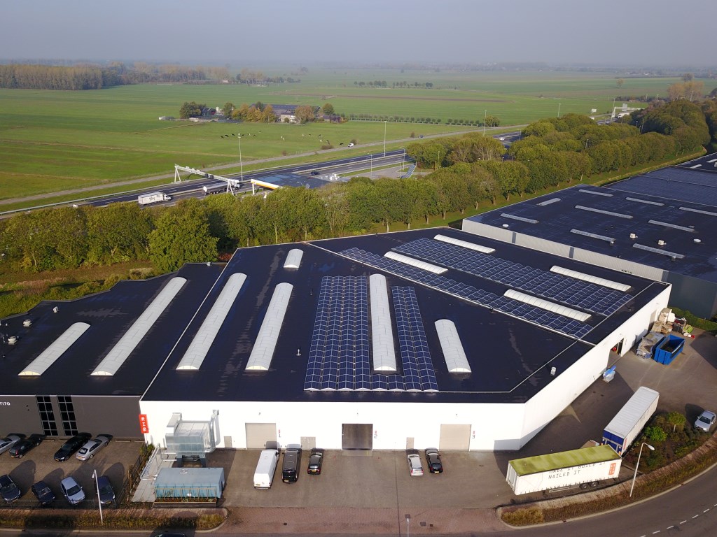 • De zonnepanelen op het dak bij ARTI70.