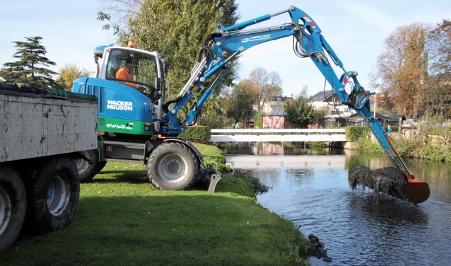 • Op vijf plekken gingen woensdag lokale waterplanten de sloot in.