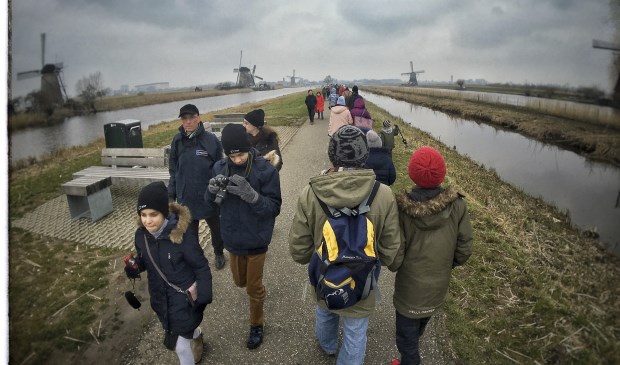 • Toeristen op de Middelkade in Kinderdijk.