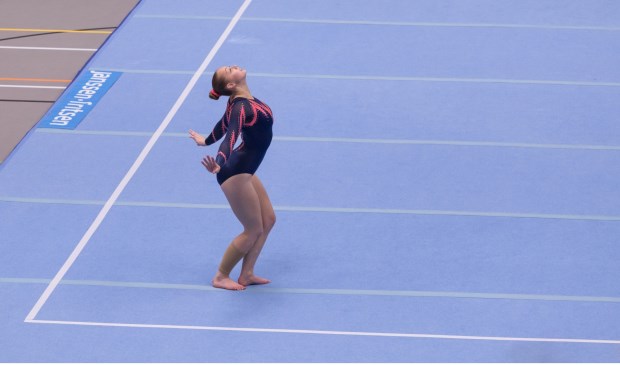 • Sanne Oost tijdens haar gracieus uitgevoerde vloeroefening.