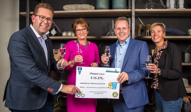 • Bart Baars (Rotary Alblasserwaard), Margreet den Hartog (Rotary Kinderdijk) en Jacco van Kleef en Corine Monster (Stichting Lach voor een Dag) met de cheque (v.l.n.r.).
