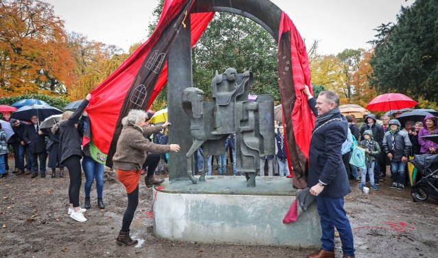 Onthulling standbeeld Sint-Maarten