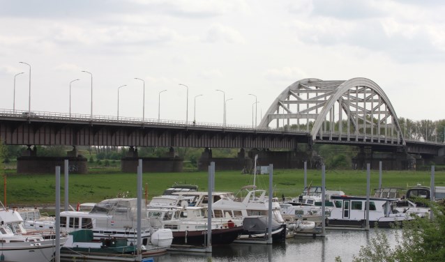 • Praten over een gezamenlijke toekomst is voor Zaltbommel nu een brug te ver.