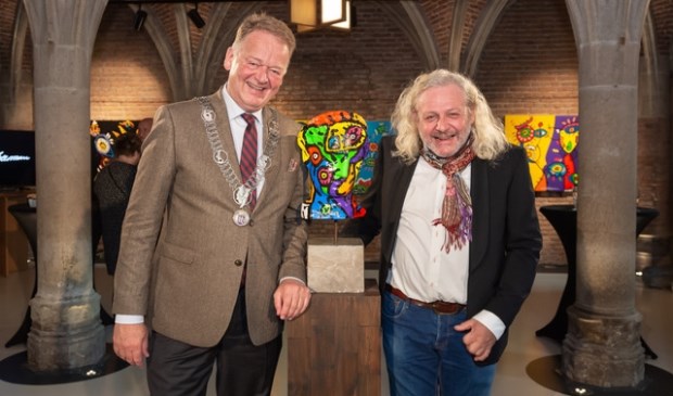 • Kunstenaar Bart Louman met burgemeester Cazemier.