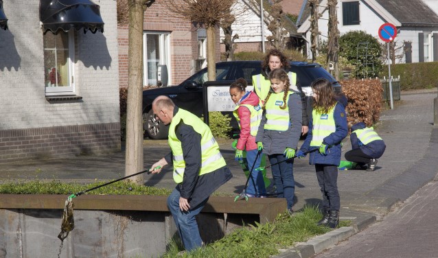 • Vrijwilligers tijdens een schoonmaakactie van de dorpsraad Giessenburg.