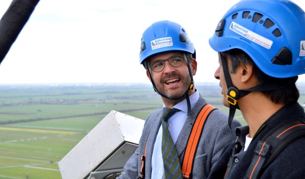 • Burgemeester Laurens de Graaf bovenop de snuffelpaal in Cabauw.