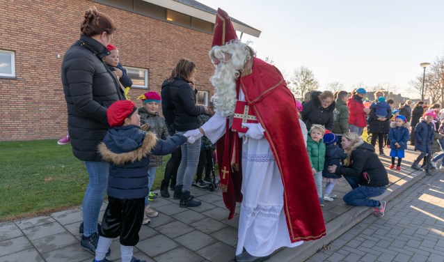 • Aankomst Sinterklaas en Zwarte Piet in het dorp Eethen.