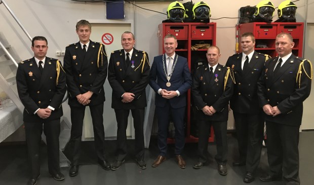 • Vlnr. Joris van de Berg, Johnny Keijnemans, Catharinus Baijense, burgemeester Peter Rehwinkel, Bas van Wijk, teamleider Lean Remmerde en groepschef Post Gameren Peter van Wijk.