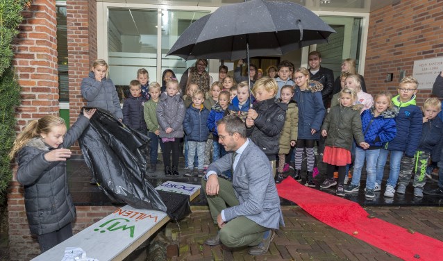 • Het onthullen van het 'bruggetje' met daarop de tekst: 'Wij willen veilig naar het dorp'.
