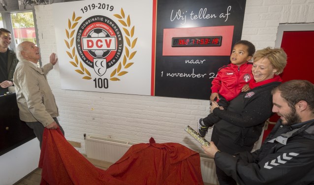• Het jongste DCV-lid Nigel Pinas en het lid met de meeste jaren Cees Norbart, onthullen het jubileumlogo.