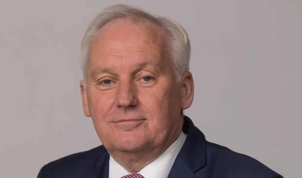 • Burgemeester Dirk van der Borg.