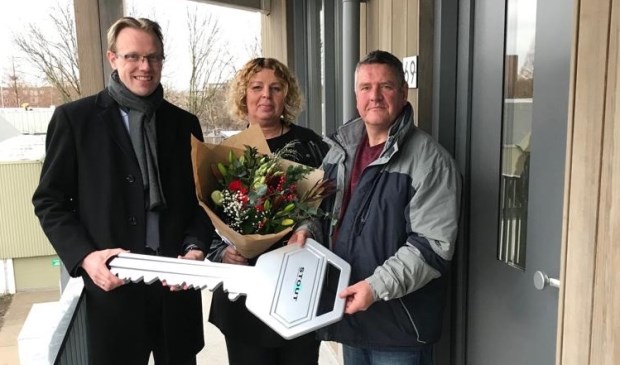 • Wethouder Peter Verheij met nieuwe bewoners; de familie Stout.