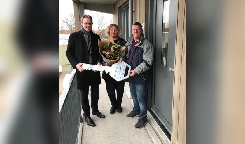 • Wethouder Peter Verheij met nieuwe bewoners; de familie Stout.