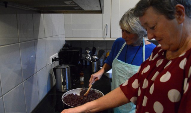 Quinty (achter) en Toos koken met veel plezier voor de bewoners van Tweede Thuis in Altena.