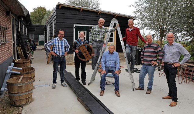 • Het team dat betrokken is bij de herbouw van de kuiperij.