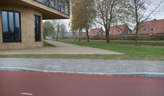 • Tegenover het Cambium liggen de woningen aan de Prinses Julianastraat, achter de heg waar de doorsteek zou moeten komen.