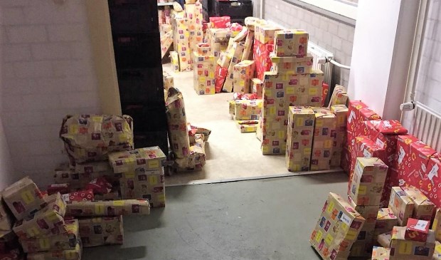• De hele gang stond vol met cadeautjes bij de Voedselbank.