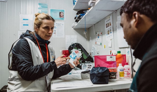 • Maite Tromp geeft uitleg bij het verstrekken van medicijnen.