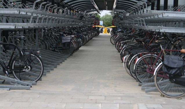 • De fietsenstalling vlak na de opening in 2011. Het bovenste deel blijft vaak onbenut.