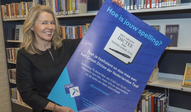 • Manager Miriam Nahon van bibliotheek Bergambacht met de Dictee-poster.