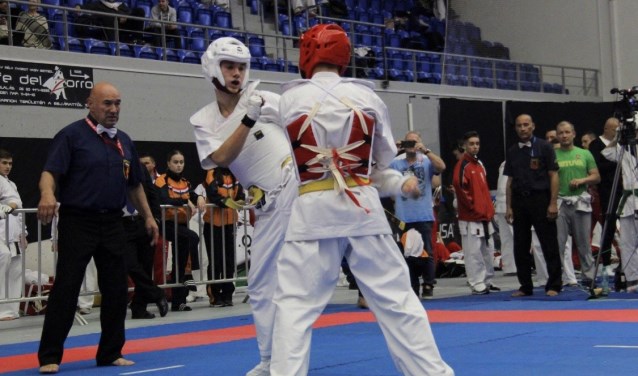 Sam Hattinger (met witte helm) in actie op het EK in Boedapest.