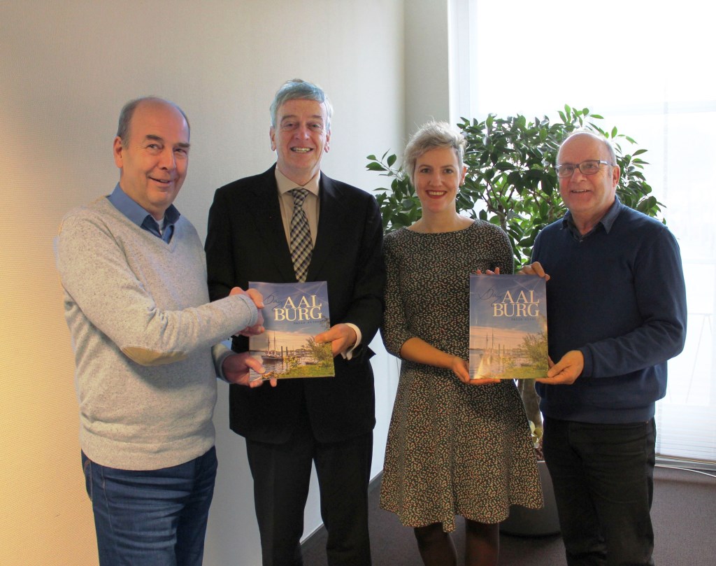 • Henk Poelakker, Fons Naterop, Marijke Verhoef en Kees Noorloos met het eerste exemplaar.