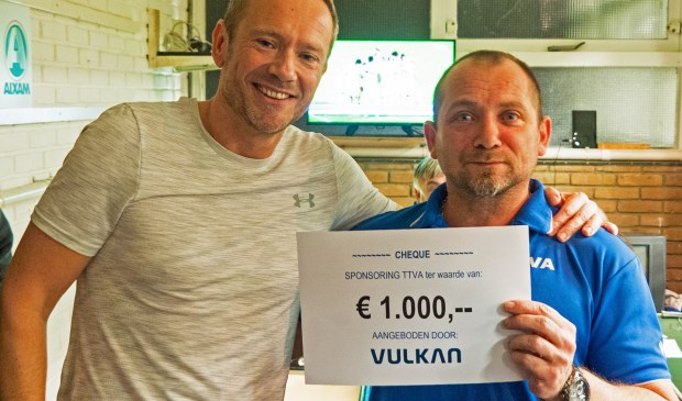 • Robert van Riemsdijk van Vulkan Benelux overhandigt de cheque aan voorzitter Ralph Faasen van TTVA.