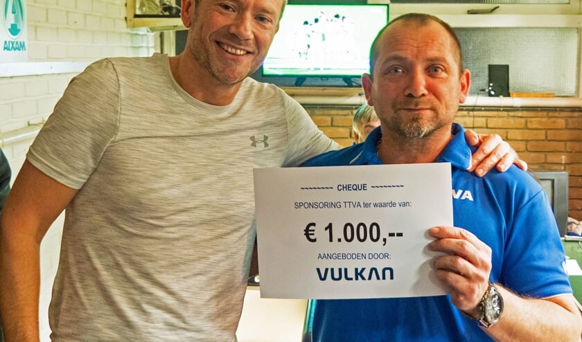 • Robert van Riemsdijk van Vulkan Benelux overhandigt de cheque aan voorzitter Ralph Faasen van TTVA.