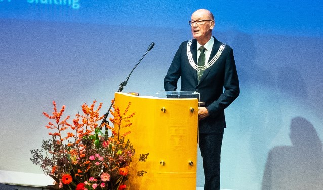 • Wim Groeneweg tijdens de laatste en buitengewone raadsvergadering van Vianen.