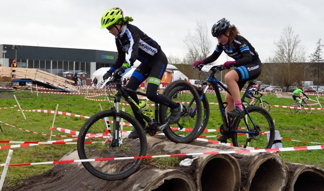 • Lise Korf (rechts) op weg naar de overwinning.