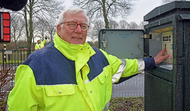 • Wethouder Harry van Tilburg bedient de doseerinstallatie.