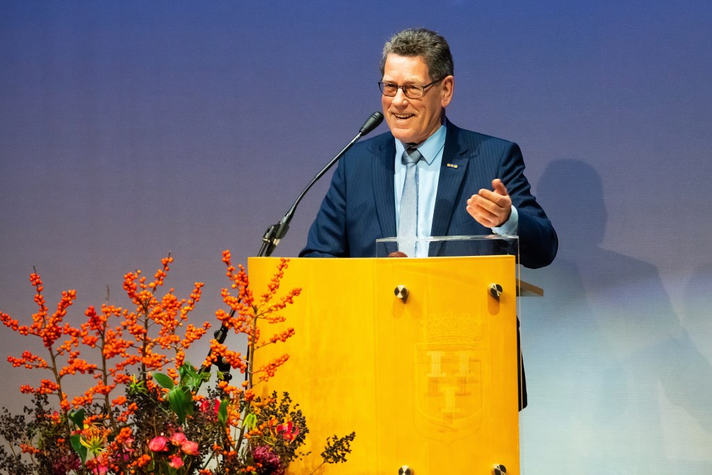 • Dick den Hertog speecht tijdens de buitengewone laatste raadsvergadering.