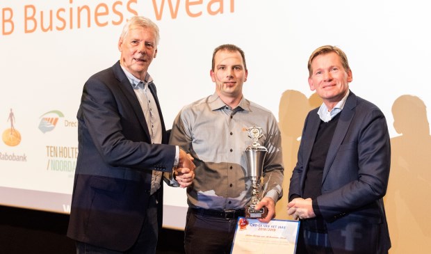 • Johan Borsje (m) krijgt de prijzen en felicitaties van Paul Mallee van de Rabobank (r) en voorzitter Harry Eskes.