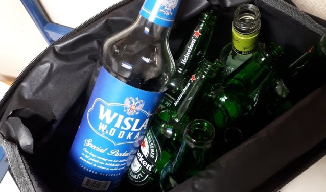 • Na vrijwel elk weekend worden er lege drankflessen aangetroffen op het schoolplein.