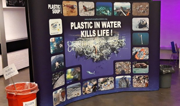 • De wand van de Plastic Soup Foundation op het Schoonhovens College.