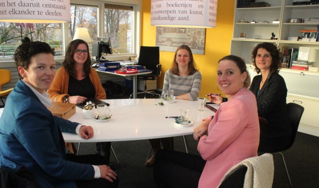 • V.l.n.r. Tineke de Wilde, Petra van der Brugge, Maaike Goes, Irene van Veen en Geertje Dantuma.