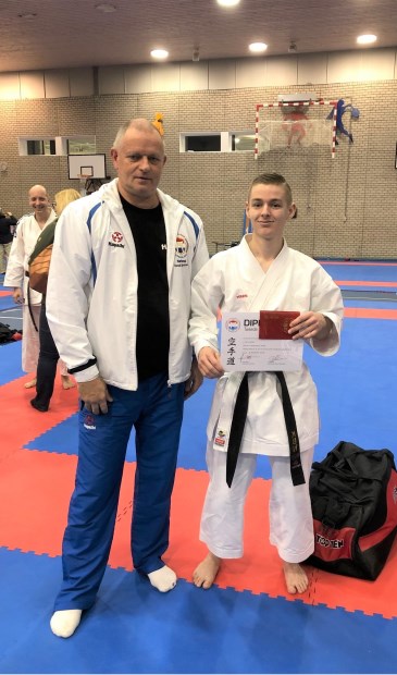 • Yordy van Arkel toont vol trots zijn diploma.