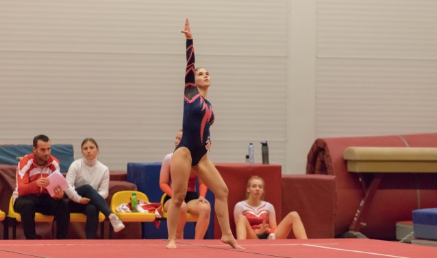 • Danique Meijdam in actie op het onderdeel vloer.
