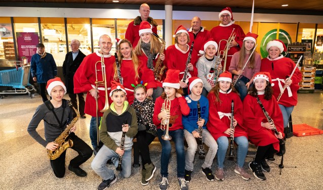 Leerlingen Harmonieorkest Excelsior spelen Kerstmuziek