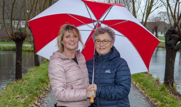 • Marijke Klapwijk (r) met haar buurvrouw/vriendin Monique Oomens.