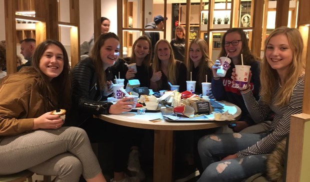 • De dames van Podarwic vierden de winst bij de Mac.