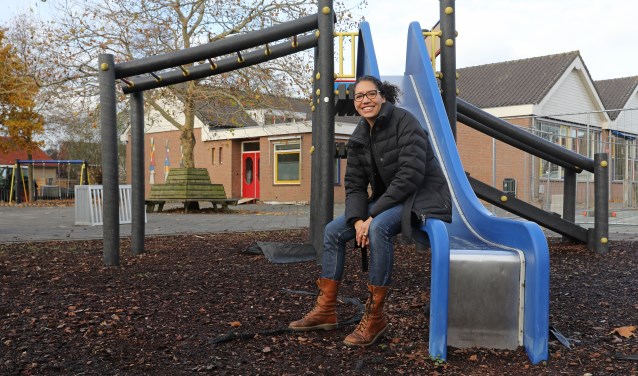 • Waida Vogel-Bwefar op het schoolplein van De Overstap.