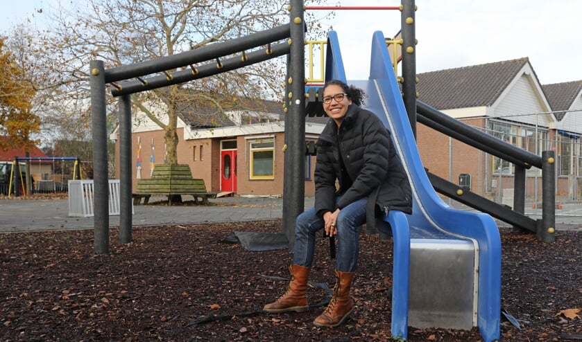 • Waida Vogel-Bwefar op het schoolplein van De Overstap.