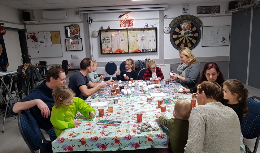 • Kinderen en ouders knutselen kerststukjes.