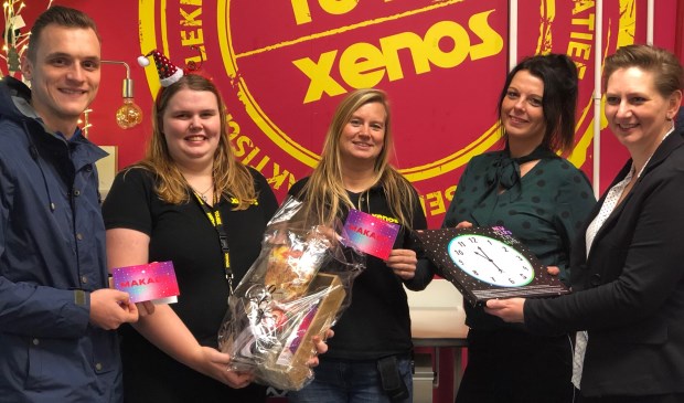 • Leroy Benschop SWA, Xenos medewerkers namens Makado, Carmen Valk- Struik, voorzitter Voedselbank Alblasserdam (v.l.n.r.)