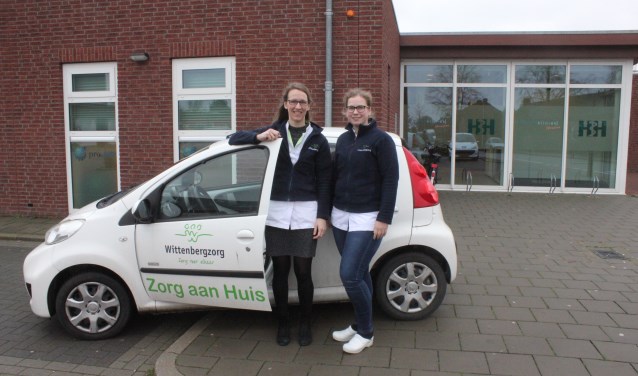 • Helma Spek (links) en Marloes Oosterom komen bij de mensen thuis.